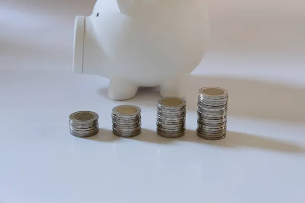 Moneda y alcancía. ahorro de dinero, concepto de depósito en efectivo — Foto de Stock