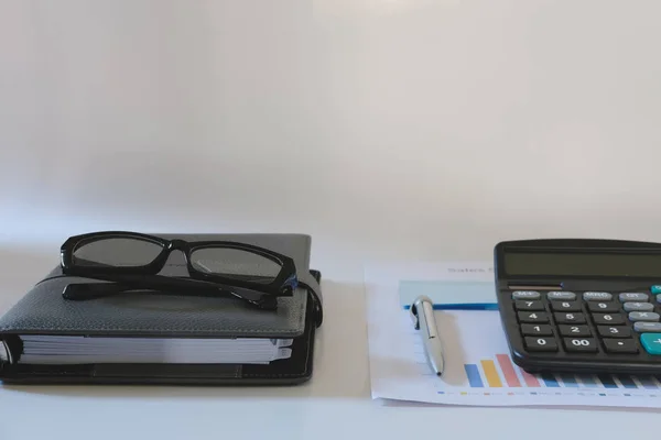 Αριθμομηχανή, σημειωματάριο στο γραφείο λογιστή. έκθεση οικονομικών γραφήματος — Φωτογραφία Αρχείου