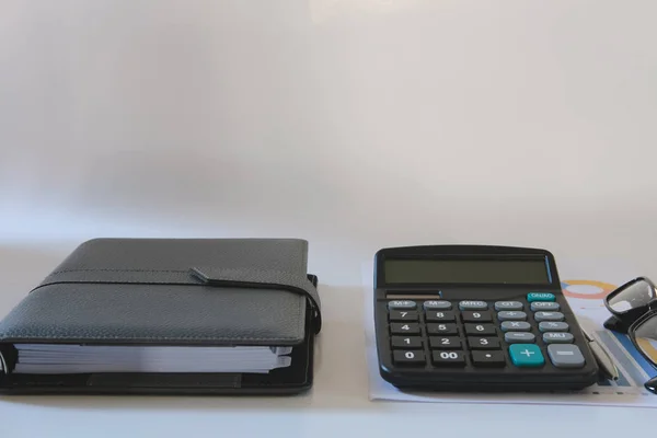 Kalkulator, Notatnik na biurku księgowego. raport finansowy wykresu — Zdjęcie stockowe