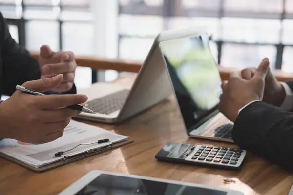 Asesor de negocios que analiza el informe financiero de la empresa. professiona — Foto de Stock