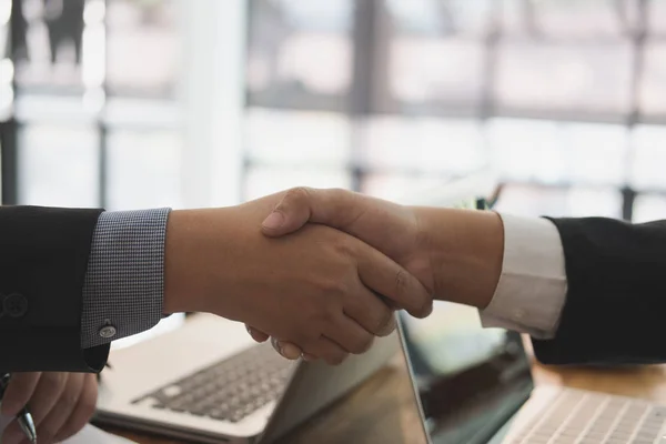 Gente de negocios dándose la mano después de terminar una reunión. Dos. — Foto de Stock