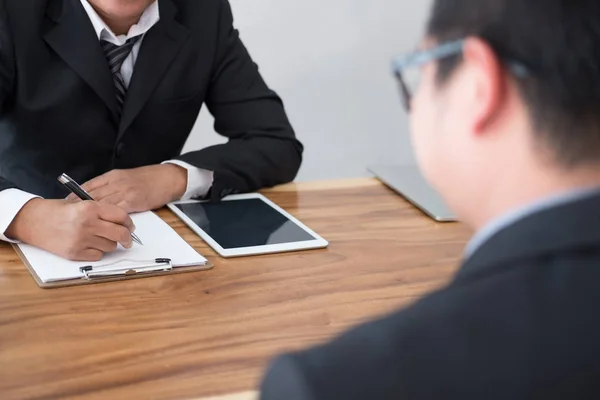 Hombre de negocios hablando con candidato en entrevista de trabajo para los negocios v — Foto de Stock