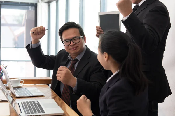 Equipo de negocios levantar la mano con la felicidad para el proyecto exitoso . — Foto de Stock