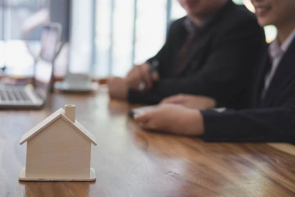 Immobilienmakler treffen sich mit Kunden. Kauf & Verkauf — Stockfoto