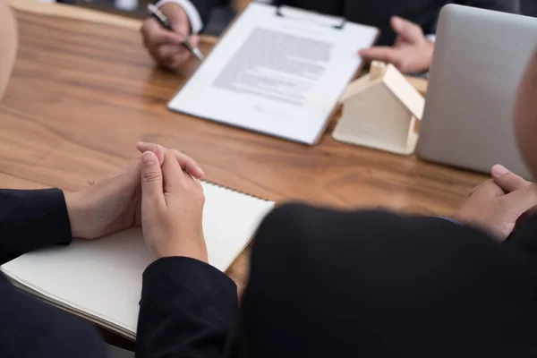 Agente de bienes raíces tienen una reunión con el cliente. venta & compra — Foto de Stock