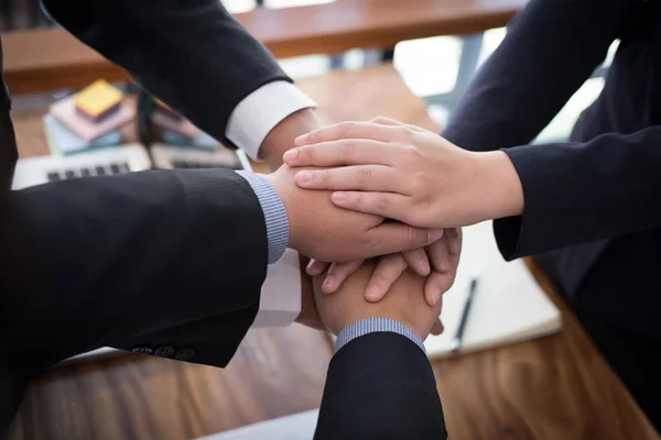 Hombre de negocios uniendo la mano, equipo de negocios tocando las manos juntos —  Fotos de Stock