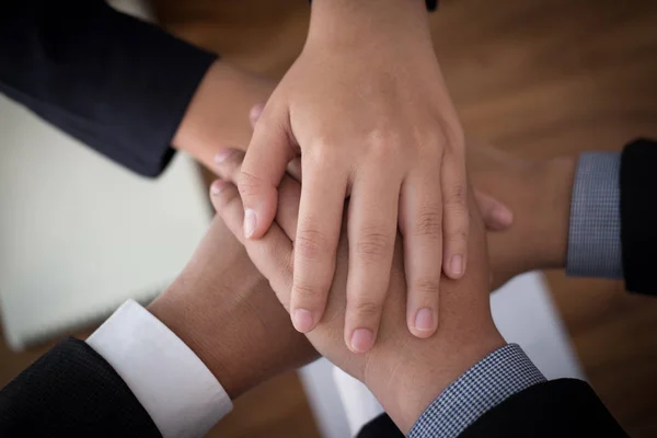 Επιχειρηματίας που ενώνει το χέρι, επιχειρηματική ομάδα, αγγίζοντας τα χέρια μαζί — Φωτογραφία Αρχείου