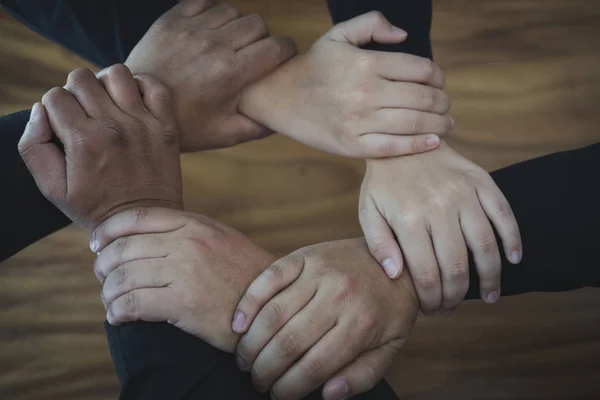 Hombre de negocios uniendo la mano, equipo de negocios tocando las manos juntos — Foto de Stock