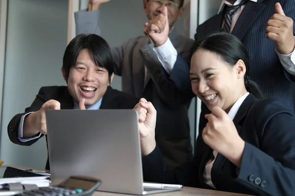 Команда предпринимателей поднимает руки со счастьем для успешного проекта . — стоковое фото
