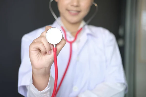 Doctora mostrando estetoscopio para chequeo en clínica. fisici — Foto de Stock