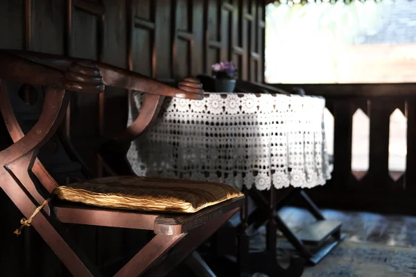 Silla y escritorio en la terraza de la casa de madera tradicional vintage en Tha — Foto de Stock