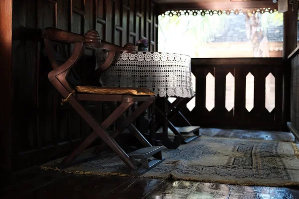 Sandalye ve Resepsiyon Tha geleneksel antika ahşap evin terasında — Stok fotoğraf