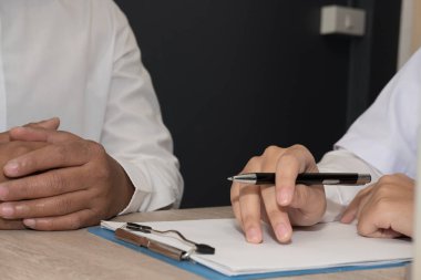 Doktor hastaya hastanedeki teşhisi açıklıyor. Ölçekler