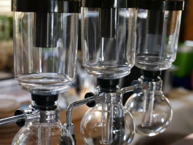 kafede kahve makinesi sifon. sifon sıcak espresso sho bira için