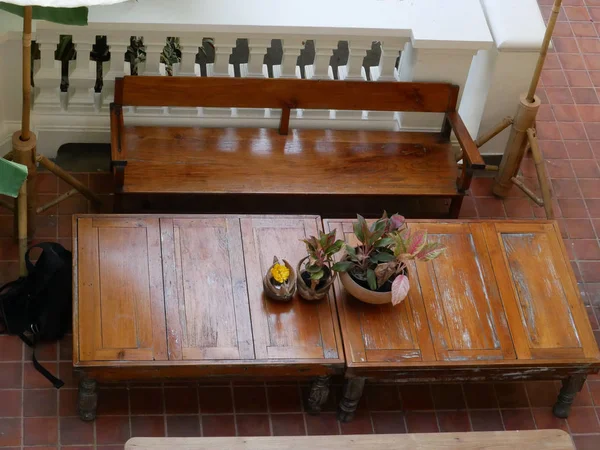 Mesa de madera y silla en la terraza en la cafetería, cafetería, re — Foto de Stock
