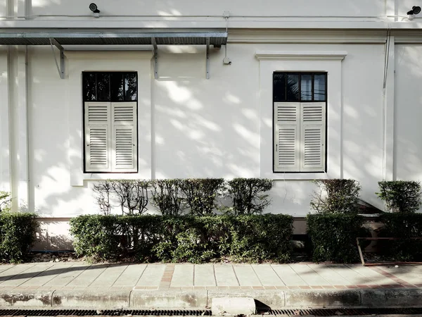 Janela de madeira bege de construção estilo vintage — Fotografia de Stock