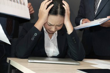 umutsuz işkadını sıkı çalışma ile boğulmuş. çok çalışan kadın acı stres. yorgun Sekreter tükenmişlik