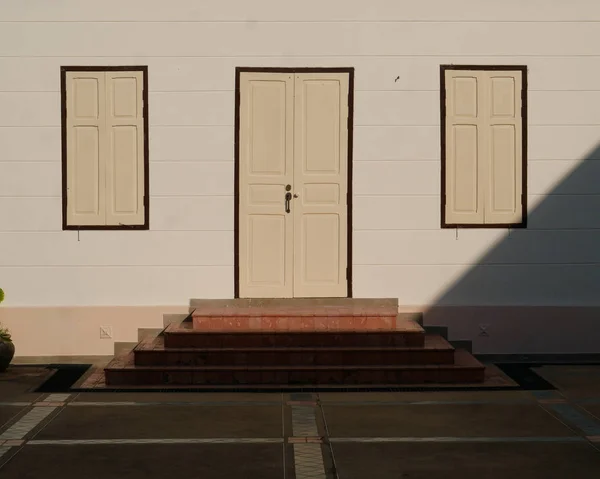Puerta de madera beige y ventana de edificio de estilo vintage —  Fotos de Stock