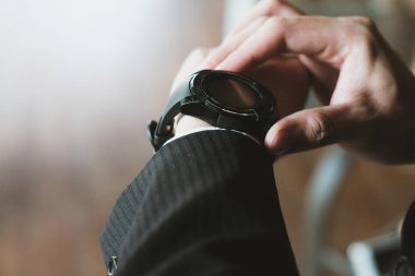 İş adamı iş yerindeki saate bakar. başlangıç adam kontrol zamanı o