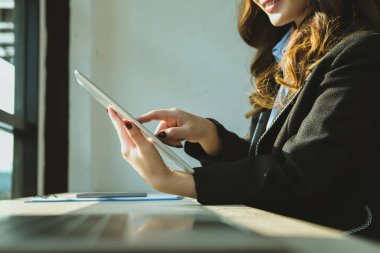 iş kadını işyerinde tablet bilgisayar kullanarak. başlangıç kadın 