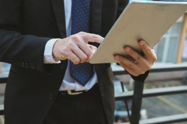 işadamı touchpad dış boğa ayakta tutan takım elbiseli