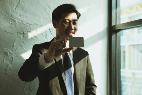 Επιχειρηματίας στο μπαλκ κοστούμι δείχνει κενό επαγγελματική κάρτα στο γραφείο — Φωτογραφία Αρχείου