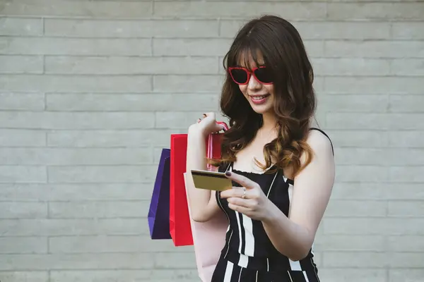 Šťastná žena držící barevné nákupní tašku venku. shopaholic l — Stock fotografie