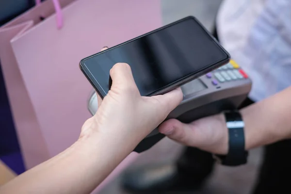 Woman use smartphone to make mobile payment with electronic read — Stock Photo, Image