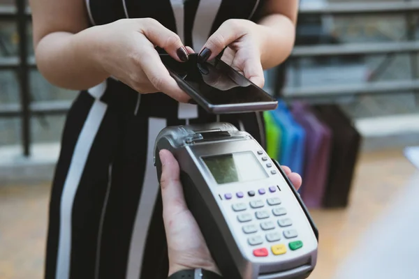 Woman use smartphone to make mobile payment with electronic read — Stock Photo, Image