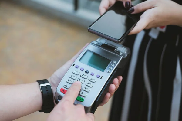 Woman use smartphone to make mobile payment with electronic read — Stock Photo, Image