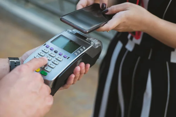 Woman use smartphone to make mobile payment with electronic read — Stock Photo, Image