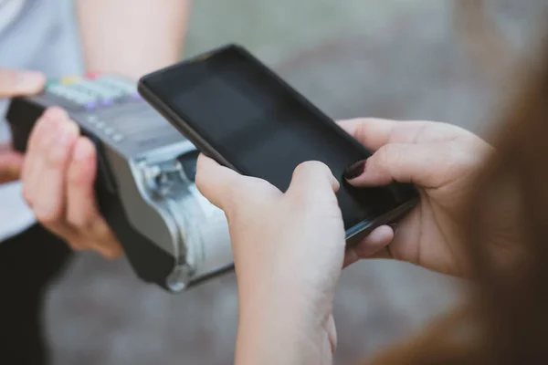 Woman use smartphone to make mobile payment with electronic read — Stock Photo, Image