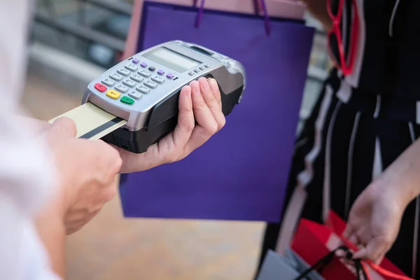 Woman make payment with credit card swipe through terminal. cust — Stock Photo, Image