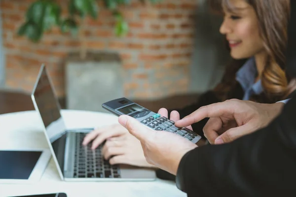 Asesor financiero que trabaja con calculadora y computadora en la oficina . Imagen de archivo