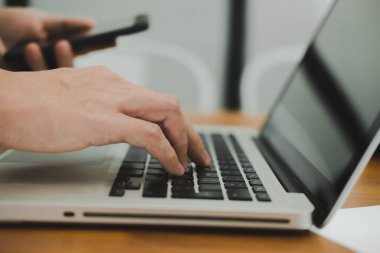işadamı smartphone içinde mali grafik analiz. adam çalışma w