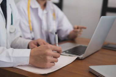 Doktor hasta tedavi tartışıyor. sağlık personeli toplantım var. 