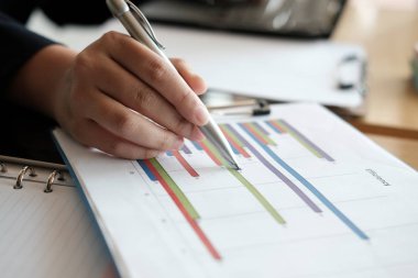 Finans müfettişi muhasebe planı raporunu analiz ediyor. iş kadını