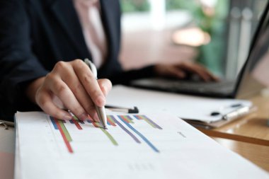 café'de bilgisayar kullanarak iş kadını. başlangıç kadın ile çalışma