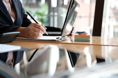 café'de bilgisayar kullanarak iş kadını. başlangıç kadın ile çalışma