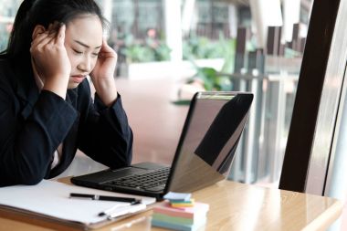 umutsuz işkadını sıkı çalışma ile boğulmuş. overworked w