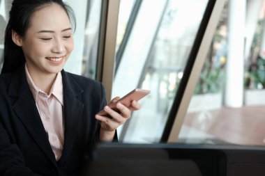 cep telefonu mesaj mesaj ofiste holding iş kadını. Yo