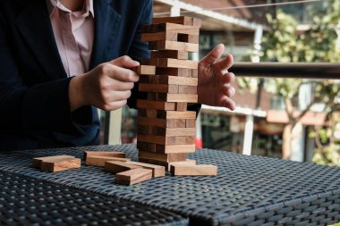 ahşap blok kuleden dışarı el çekin. büyüme, risk ve strateji 