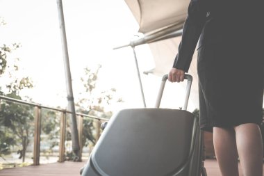 iş kadını çekerek Bagaj açık havada. kadın taşıma Bagaj f