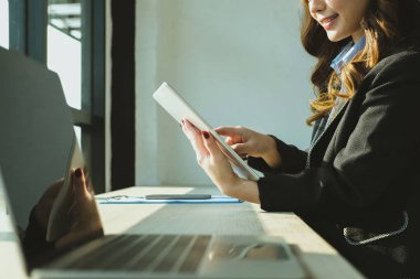 iş kadını işyerinde tablet bilgisayar kullanarak. başlangıç kadın 