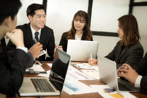 Gente de negocios teniendo una reunión. hombre de negocios & mujer de negocios wo — Foto de Stock