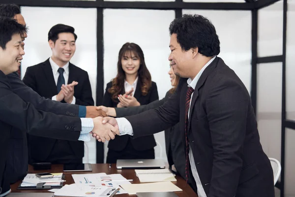 La gente de negocios se da la mano después de terminar la reunión. co wor — Foto de Stock