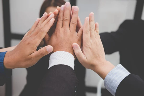 Hombre de negocios uniendo la mano, equipo de negocios tocando las manos juntos — Foto de Stock