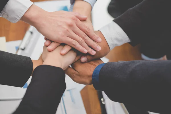 Biznesmen łączących strony, biznes drużyna dotykania rękami razem — Zdjęcie stockowe