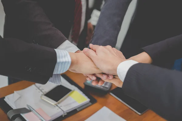 Бізнесмен приєднуючи руку, бізнес команда торкається рук разом — стокове фото