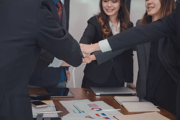 Hombre de negocios uniendo la mano, equipo de negocios tocando las manos juntos —  Fotos de Stock